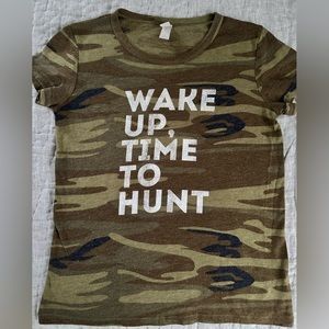 Women’s “Wake up, time to hunt” graphic Camo T-Shirt szS